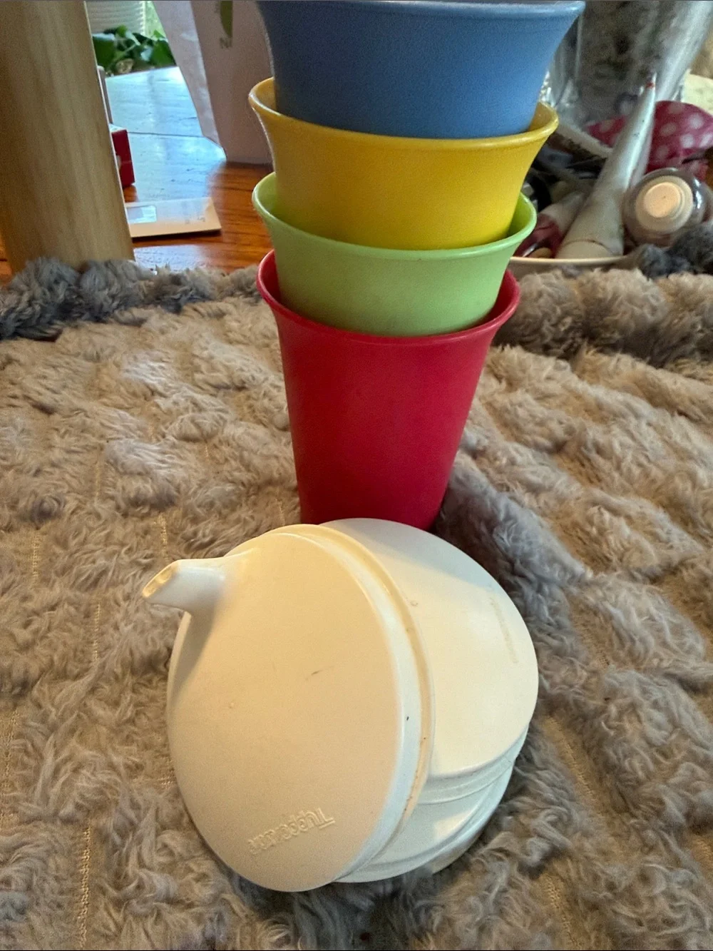 VinTupperware Colorful Plastic Cups with Lids - red, Yellow, Green, Blue